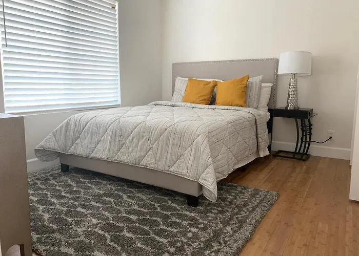 Gated Contemporary 3 Bedroom - 2 Bathroom Home In South La Plus Parking