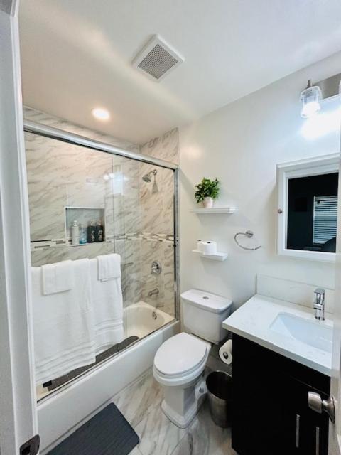 Gated Contemporary 3 Bedroom - 2 Bathroom In South Parking Hébergement de vacances