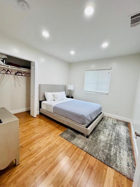 Hébergement de vacances Gated Contemporary 3 Bedroom - 2 Bathroom In South Parking Los Angeles